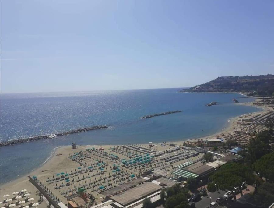 Casa Noemi, A Pochi Passi Dalle Spiagge E Dal Centro Di Arma Di Taggia. Exterior foto